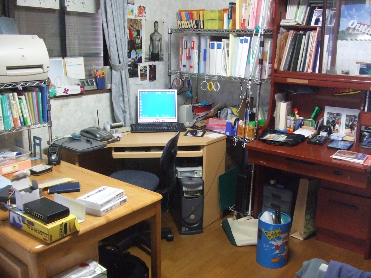 とくじぃの部屋のデスク下に置かれたDELLタワー型パソコンの実機写真