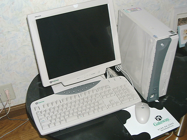 とくじぃが愛用したGatewayのデスクトップ一式（モニタ・キーボード・牛柄マウスパッド）の実機写真