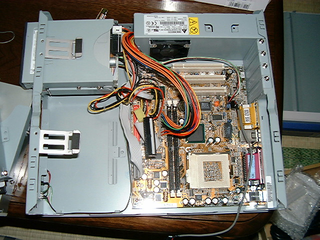 自分で組み立てた自作PCの内部（マザーボード・電源・配線）の実機写真
