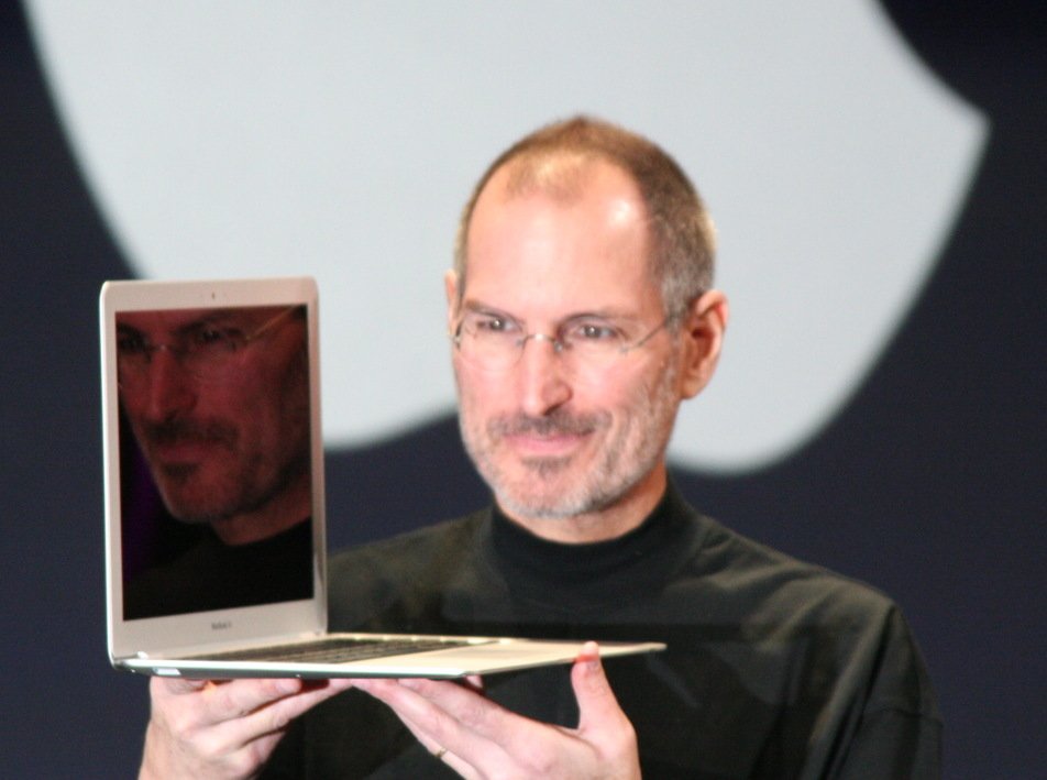 スティーブ・ジョブズが初代MacBook Airを手にしたプレゼン写真
