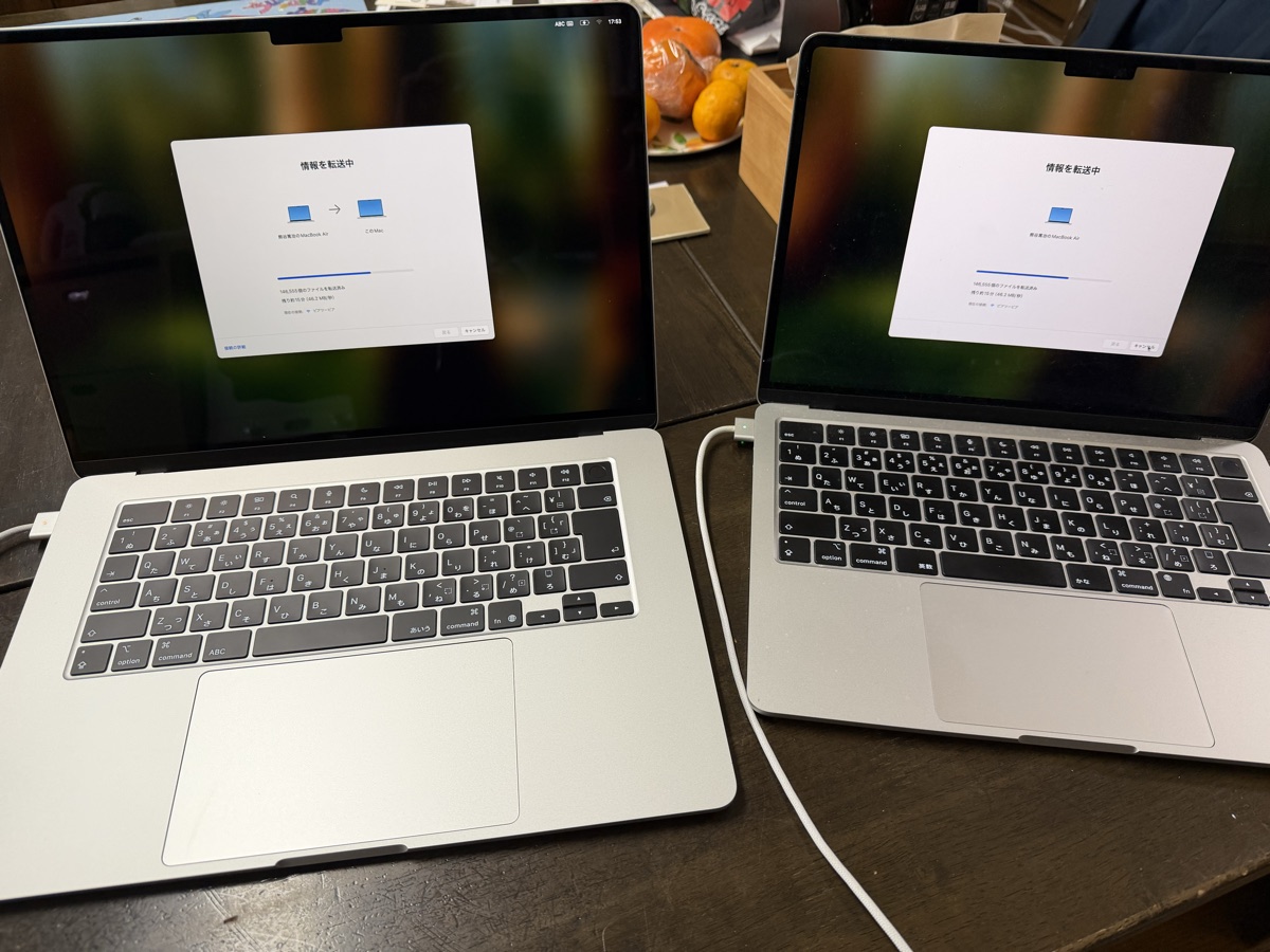15インチと13インチのMacBook Airを並べてデータを転送している実機写真