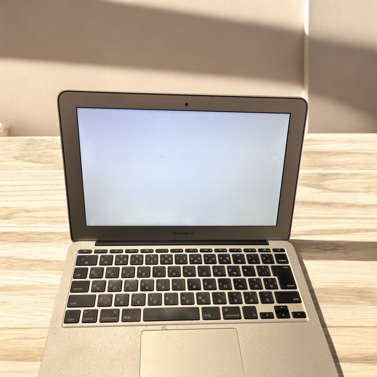 愛用したシルバーのMacBook Airの実機写真