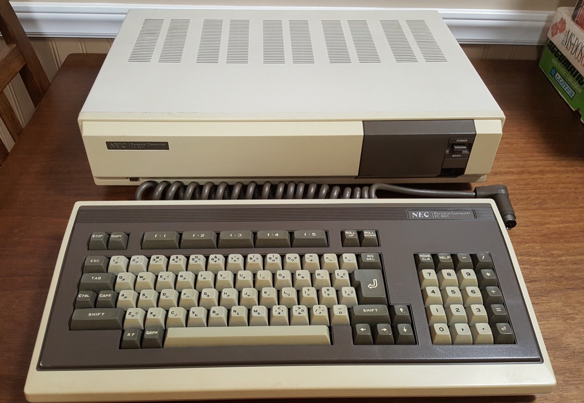 NEC PC-8801とキーボードの実機写真