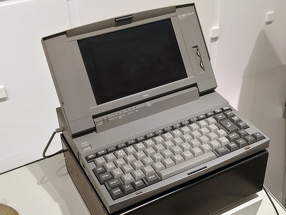 NEC PC-9801NS/R（98ノート）の実機写真