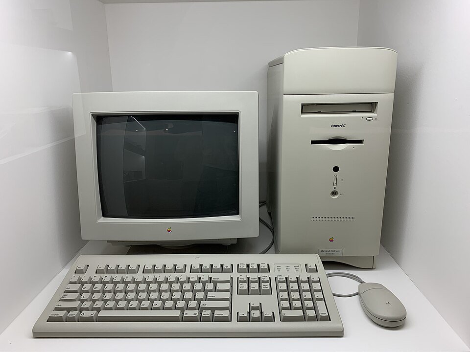Apple Macintosh Performa 6400シリーズの実機写真（モニタ・本体・キーボード一式）