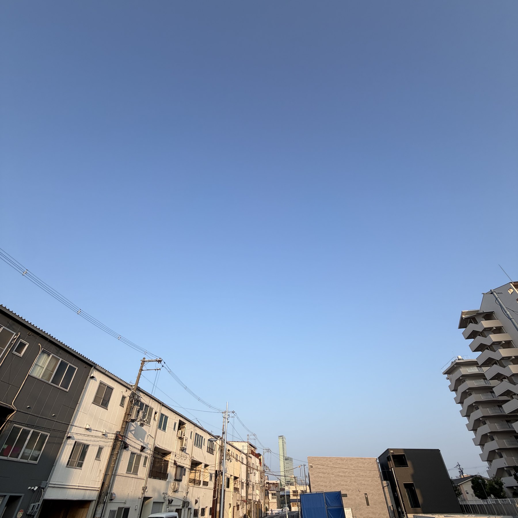 ラジオ体操へ向かう朝の青空と街並み