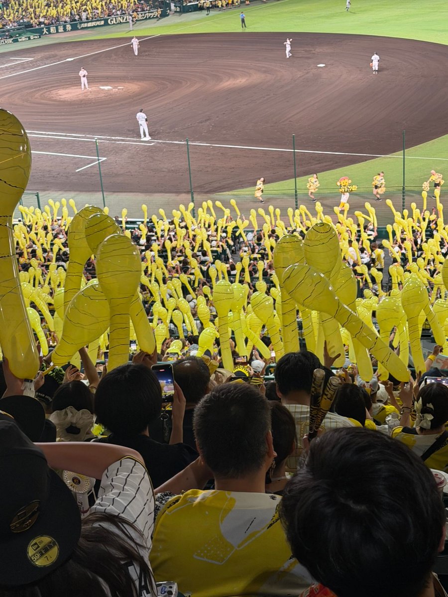 甲子園球場でホームランのあと黄色いジェット風船が舞い上がるスタンド