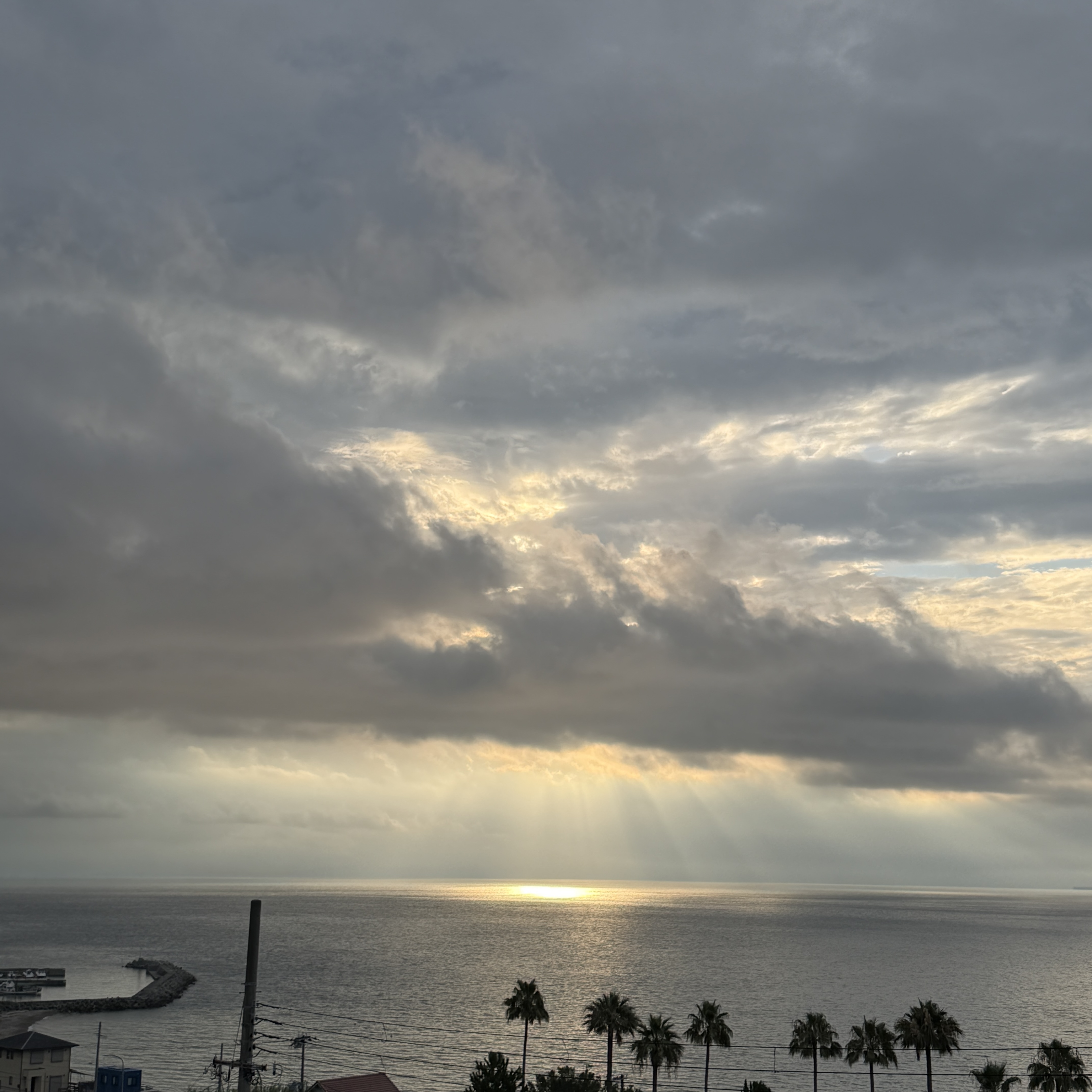 淡路島の海に差し込む朝の光