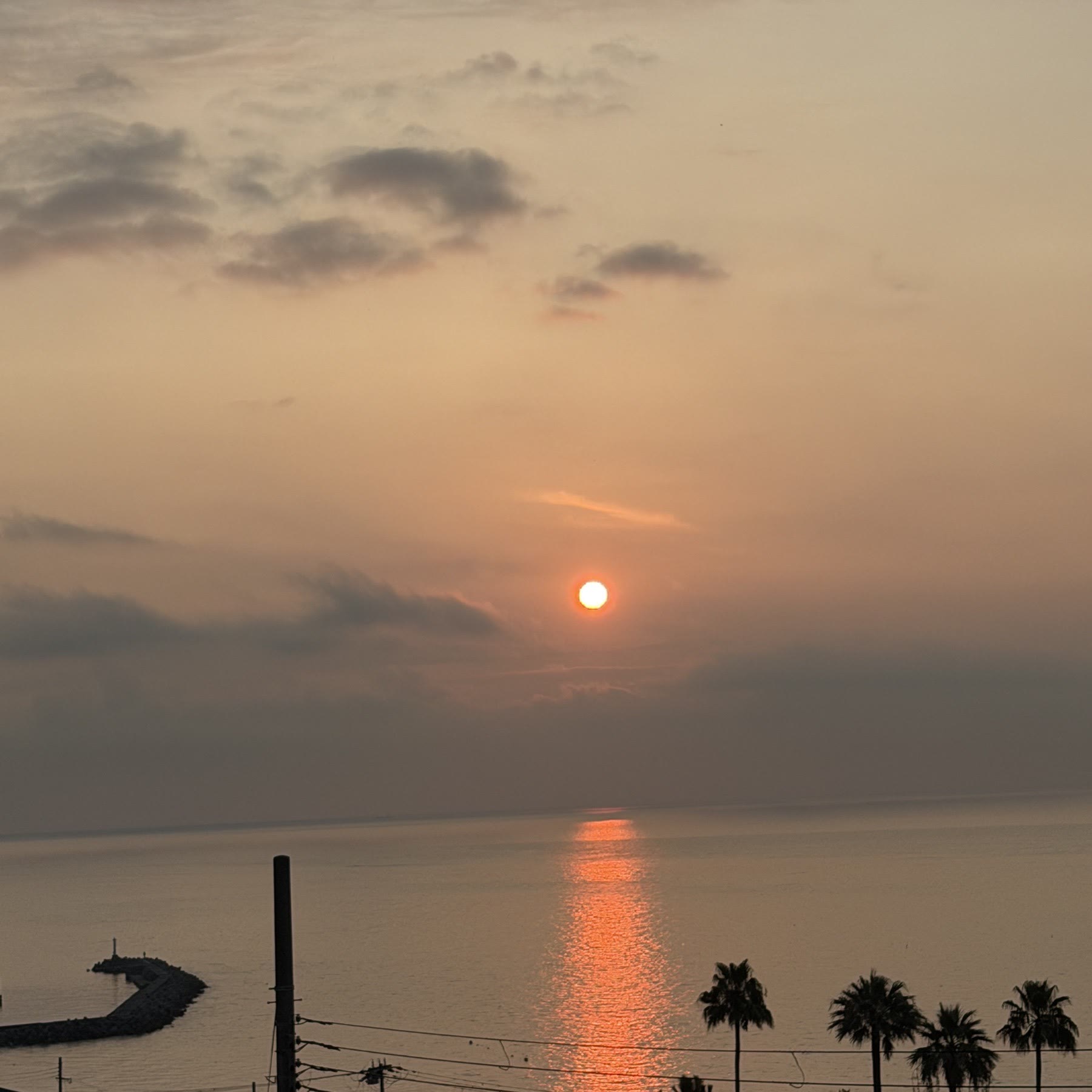 淡路島の海を照らす朝日